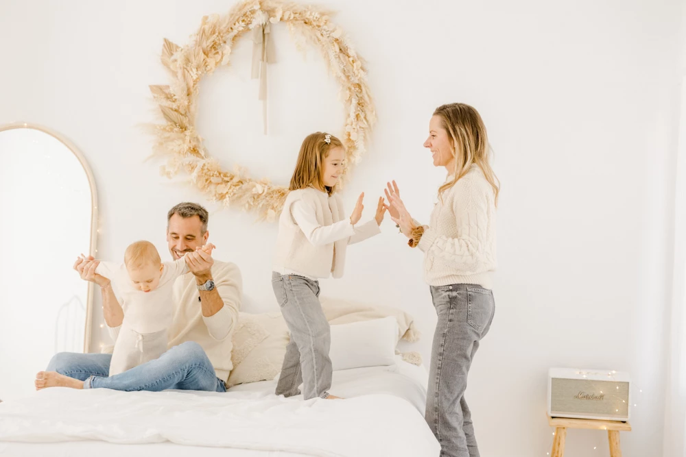 bonheur meubles sourire enfant famille